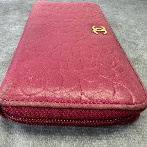 Chanel Camelia Embossed Pink Leather Zippy Wallet - Picture 3 of 15